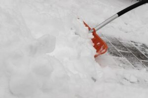 Ben ik aansprakelijk als een voorbijganger uitglijdt over sneeuw op mijn stoep?