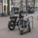 E-bike fatbike en e-step bij fietsenrek in Nederlandse straat